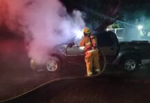 Atendieron Bomberos Voluntarios de Colima Incendio de Camioneta en la Avenida Los Deportistas