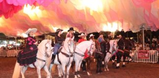 Cautiva la ‘Noche de Mujeres y Caballos’ en la Feria de Colima 2025