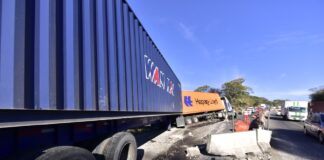 En la Autopista Guadalajara-Colima, Chocaron Dos Tráileres Que Transportaban Pirotecnia y Llantas