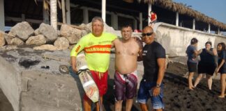 Rescatistas de la UEPC Colima Salvan a Hombre en Playa El Real, Tecomán
