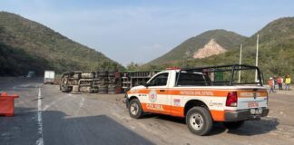 Volcadura de Tráiler en Autopista Manzanillo a Colima; UEPC Colima Atiende a un Lesionado
