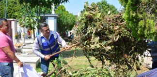 Riult Rivera Trabaja de Tiempo Completo Para Mantener Limpio y en Orden el Panteón Municipal Este Día de Muertos