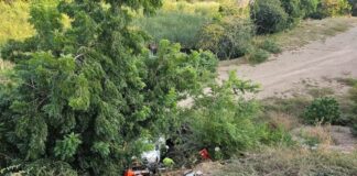 Camioneta Cae a la Laguna de Tepalcates, Manzanillo, Hay Cuatro Personas Lesionadas