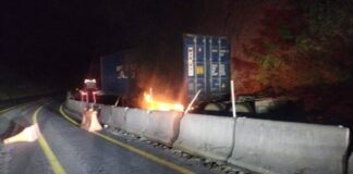 Se Incendia Contenedor de Tráiler en Autopista Colima-Manzanillo Antes de Llegar a La Salada; UEPC Sugiere Tomar Vías Alternas