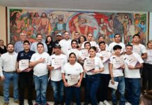 Alcalde Riult Rivera y Director del IEEA, Guillermo Toscano, Entregan Certificados de Educación Básica a Vecinos Del Municipio de Colima