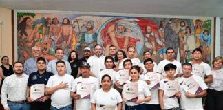 Alcalde Riult Rivera y Director del IEEA, Guillermo Toscano, Entregan Certificados de Educación Básica a Vecinos Del Municipio de Colima