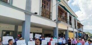 Se Manifiestan Trabajadores Contra Alcalde de Minatitlán, Colima