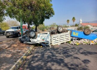 Volcadura de Camioneta Obstruye Vialidad en el Tercer Anillo Periférico Hacia Glorieta de Perritos Bailarines