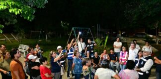 Riult Rivera Recorre Junto a Vecinos la Colonia El Porvenir Durante Patrullaje Nocturno; Queda Iluminada al 100%