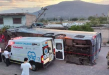 Volcadura de un Camión de Pasajeros Sobre Una Casa Dejó 43 Heridos en Villa Corona, Iba de Colima a Talpa de Allende, Jalisco