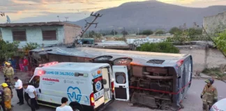 Volcadura de un Camión de Pasajeros Sobre Una Casa Dejó 43 Heridos en Villa Corona, Iba de Colima a Talpa de Allende, Jalisco