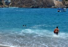 En Manzanillo, Guardavidas Rescatan Del Mar a Padre e Hija de Aguascalientes