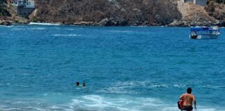 En Manzanillo, Guardavidas Rescatan Del Mar a Padre e Hija de Aguascalientes