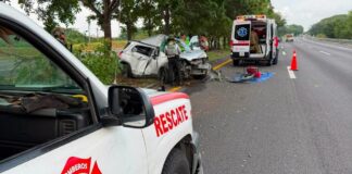 Rescatan Con Vida a Joven Atrapada Tras Fuerte Accidente en la Autopista Colima–Guadalajara